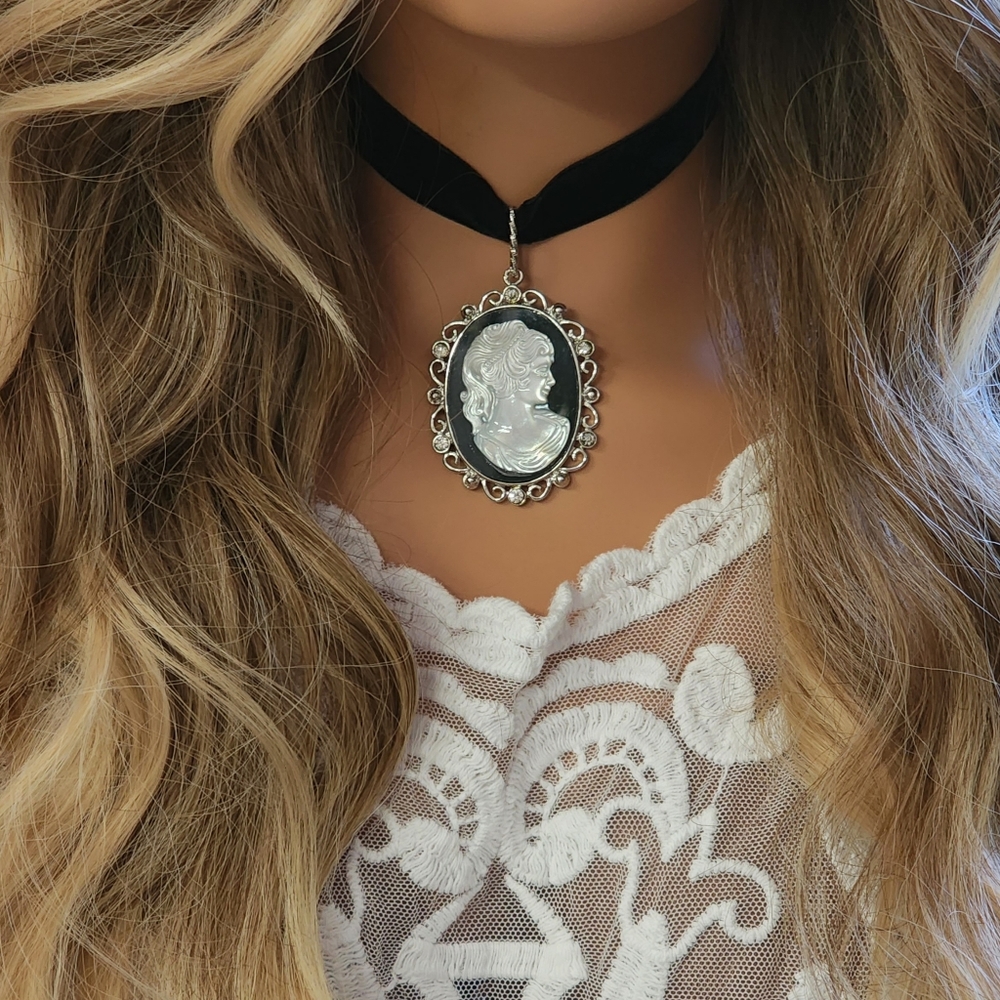 ❤️ Mother Of Pearl Large Cameo Human Face Boho Silver Pendant Black Velvet